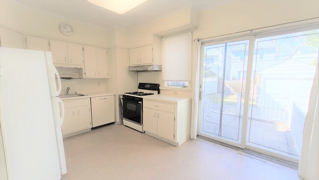 Eat-in-kitchen overlooking rear porch - 1614 E 4th St