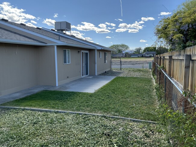 Photo - 612 Round Table Rd