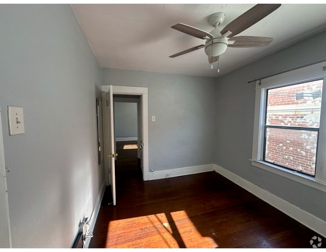 Building Photo - 2033 E 4th St Rental