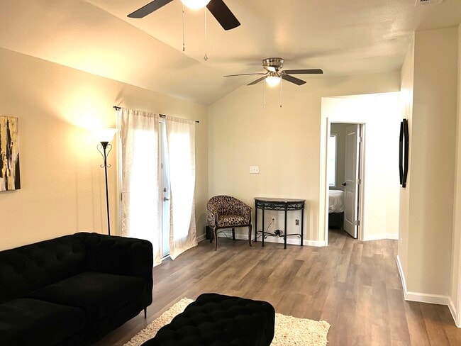 Photo - 1521 N Ross Ave