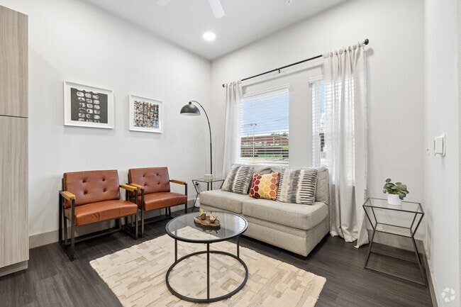 1BR, 1BA - 639SF - Living Room