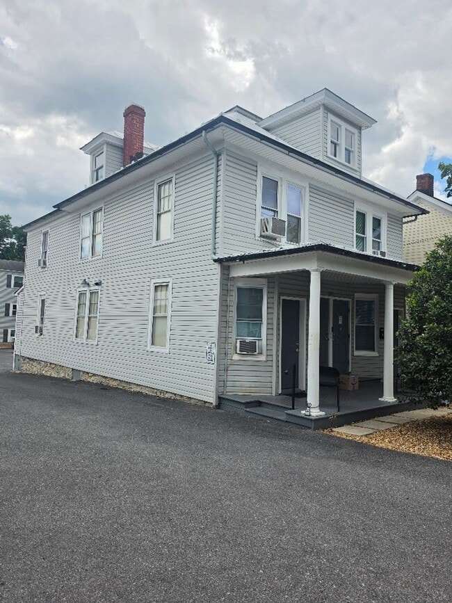 Building Photo - 808 S Braddock St Unit Apt 1