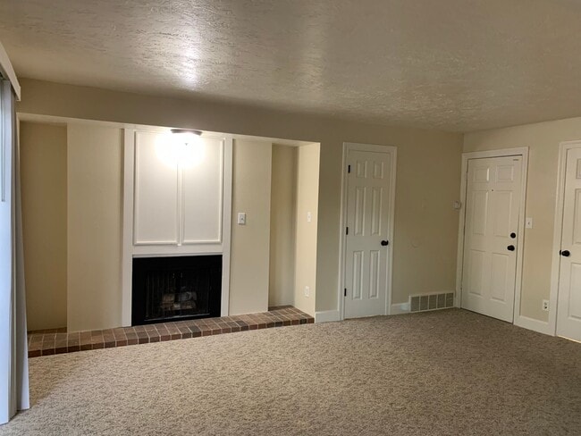 Photo - HAS IT ALL!  One Bedroom Condo; Murray; /Garage & Pool