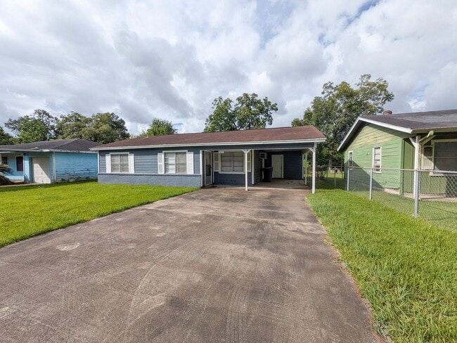 Building Photo - 5150 Parkview Dr