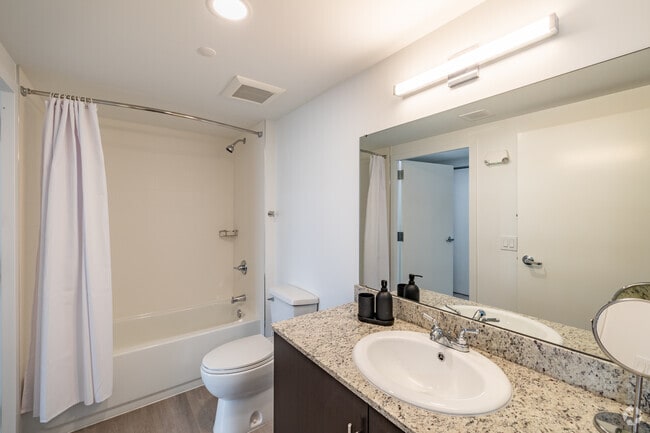 1BD, 1BA - 612SF - Bathroom