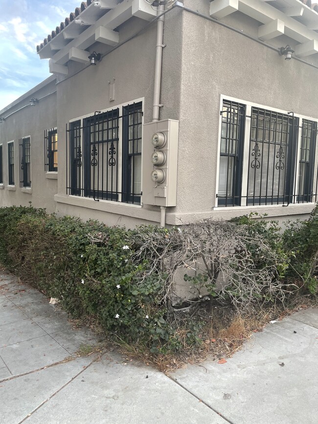 Building Photo - 745 Robinson Ave Rental