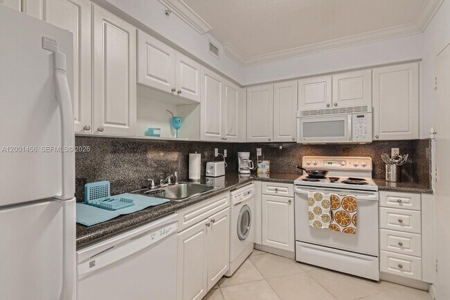 Photo - 2501 S Ocean Dr Unidad 308 (AVAILABLE MAY 20)