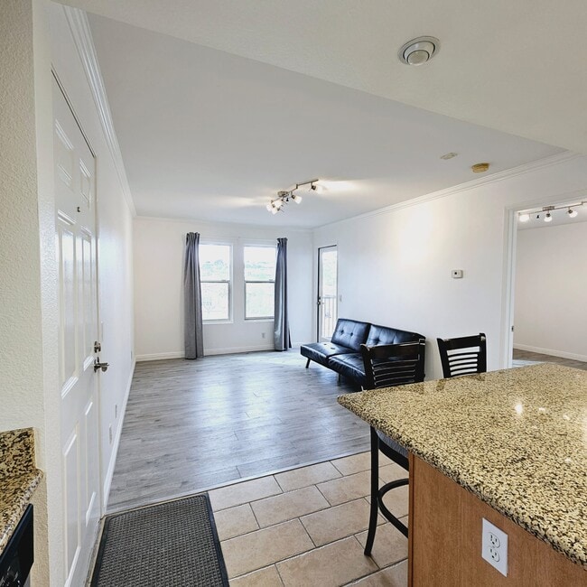 Building Photo - 3448 Hathaway Ave Unit 343