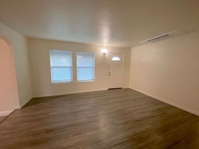 Photo - Lovely 3 Bedroom, 2 Bath House - Washer/Dryer, Dishwasher, Long Driveway, Fenced Backyard