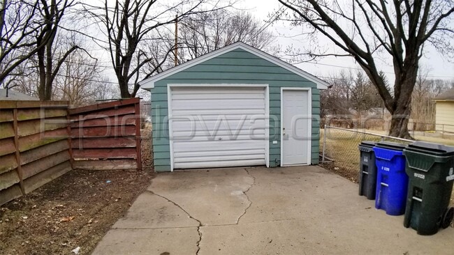 Photo - 2923 Russell Dr NE