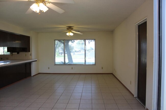 Photo - 1985 Lynn Ln