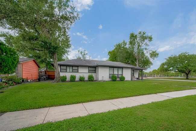 Building Photo - 8057 Ridgeview Dr