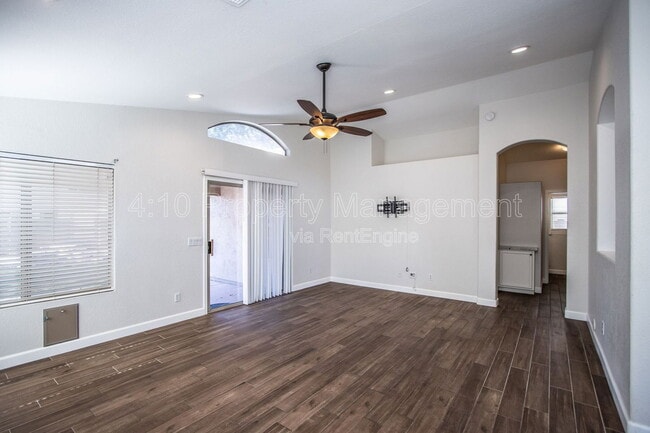 Photo - 407 W Colt Rd