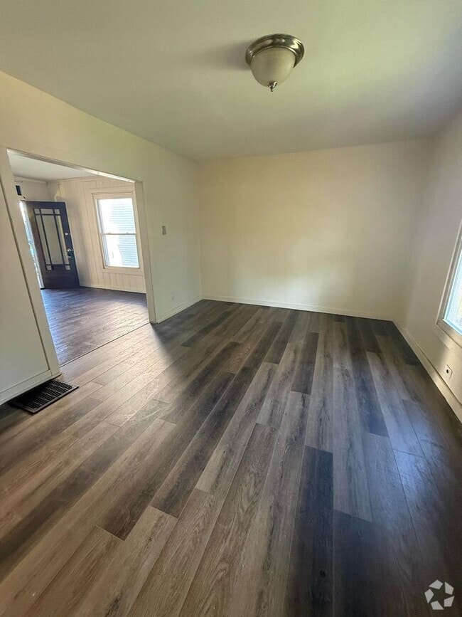 Building Photo - 3 bedrooms house 1.5 bath
