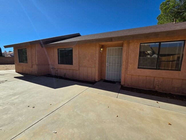 Building Photo - New Listing!