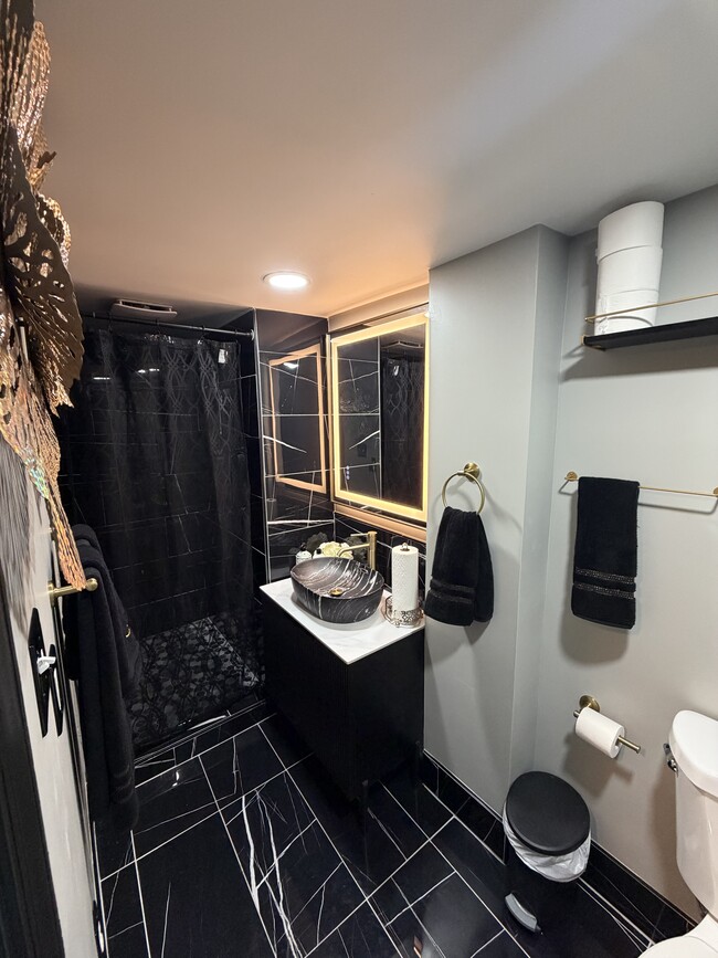 Photo - 214 W 39th St