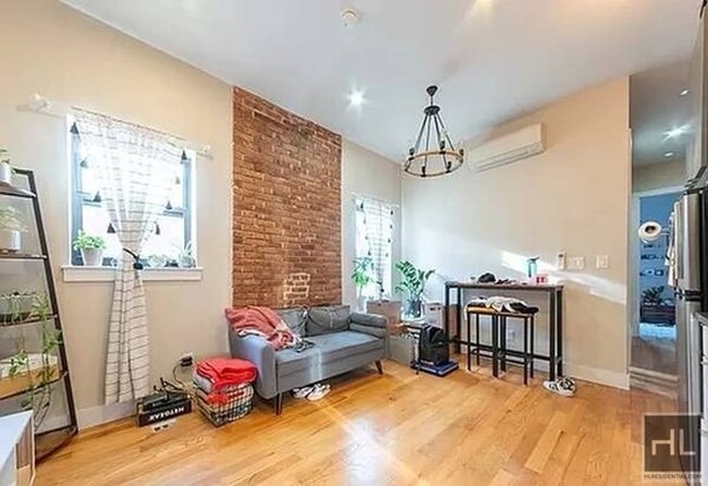 Photo - 295A Bainbridge St. Apartment