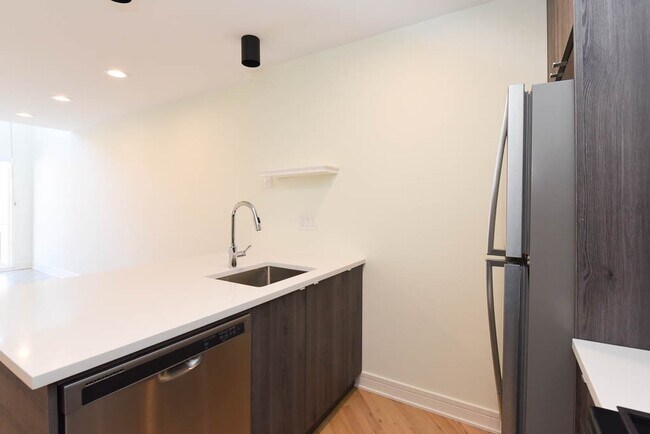 853 W Grace St Unit 102J