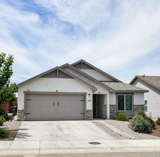Building Photo - Beautiful 4 Bedroom/3 Bathroom Home