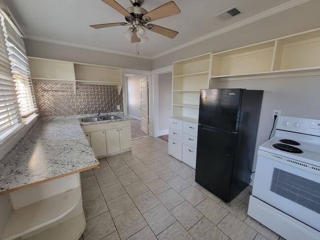 Photo - Fairfield Historic District - 1 Bed 1 Bath Apartment - Appliances included!