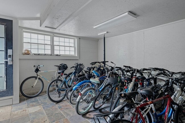 Photo - Beautiful 2bd/1ba Condo in VA Highlands w/ Balcony and Pool!!