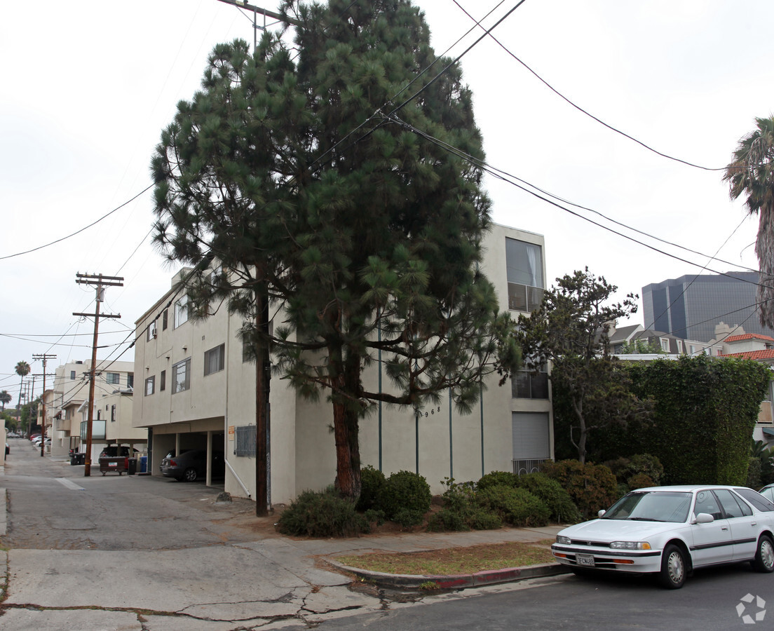 Photo - 968 S Barrington Ave Apartments