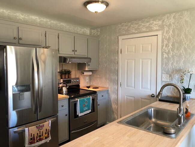 ¡Cocina completamente equipada con vajilla y utensilios de cocina! - 372 Pioneer Dr