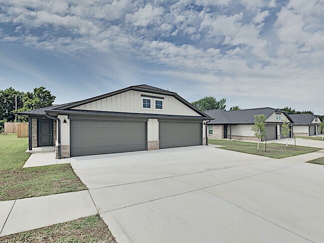 Building Photo - 2 Bedrooms 2 Bathroom with a 2 car garage Duplex with upgrades close to Broadway Extension, a sho...