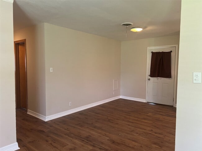 Photo - 16109 Clarence St