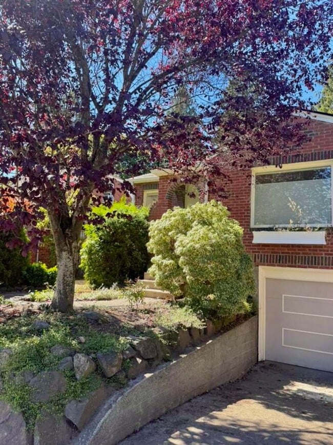 Building Photo - Charming 3 BR Phinney Ridge Home