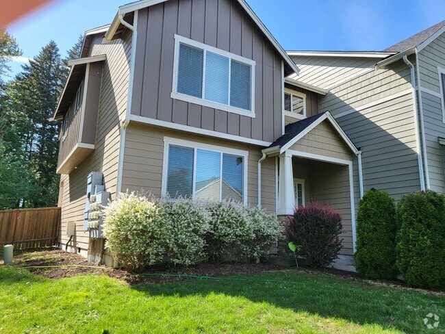 Front door & Front yard. - 16439 77th Avenue Ct E Rental