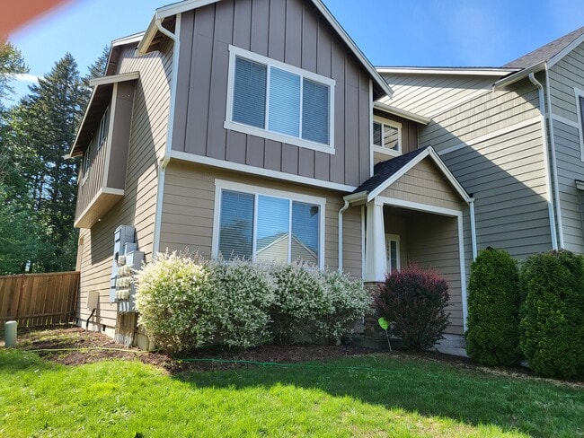 Front door & Front yard. - 16439 77th Avenue Ct E Townhome