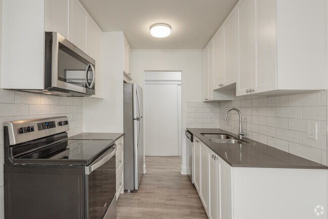 1BR, 1BA - 651SF - Kitchen - 535 & 555 Shaw Avenue