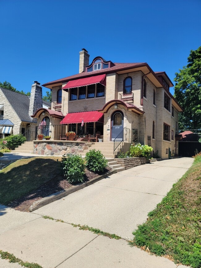 Building Photo - 6032 W Wells St Unit 6032