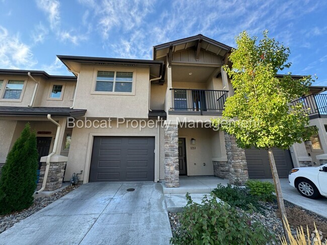 Building Photo - Nice Townhome located near Mills Park and ...