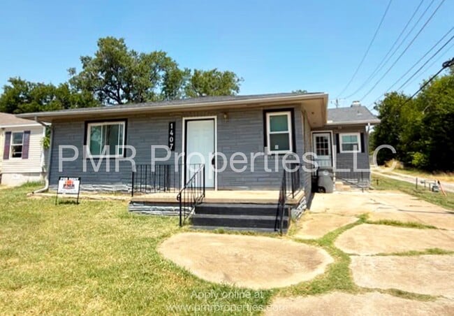 Building Photo - 3 Bedrooms / 2 Bathrooms House