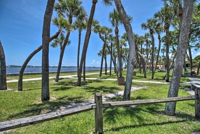 Photo - 407 S Lakeside Dr