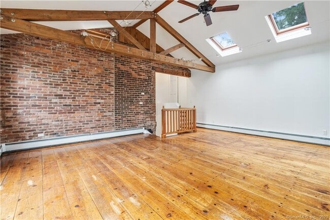 Photo - 239 Bradley St