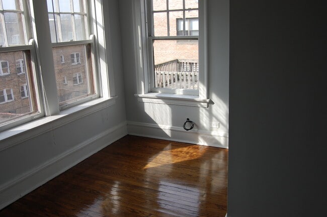 SUN ROOM - 2011 W Fargo Ave Unidad Apt 3