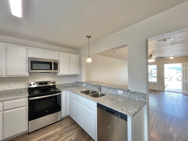 Photo - 1810 Montell St