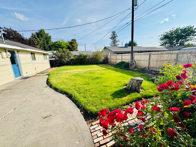 Photo - 340 SW Deer St