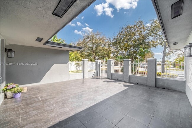 Photo - 2121 NE 62nd St