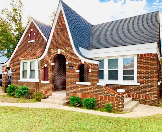 Building Photo - Large 1BD 1BA Apartment with Bonus Area Located in Historic Miller Neighborhood!!