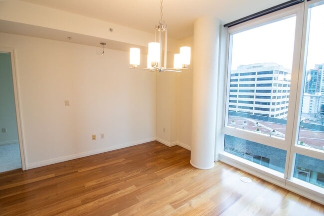 Photo - 1bd/1.5ba Bellevue Condo Unit 913