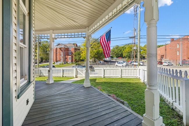 Photo - 911 S High St