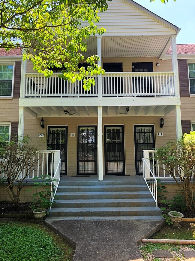 Building Photo - 718 Lawrence Ave Rental