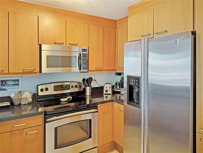 225 Collins Ave Unit 4J