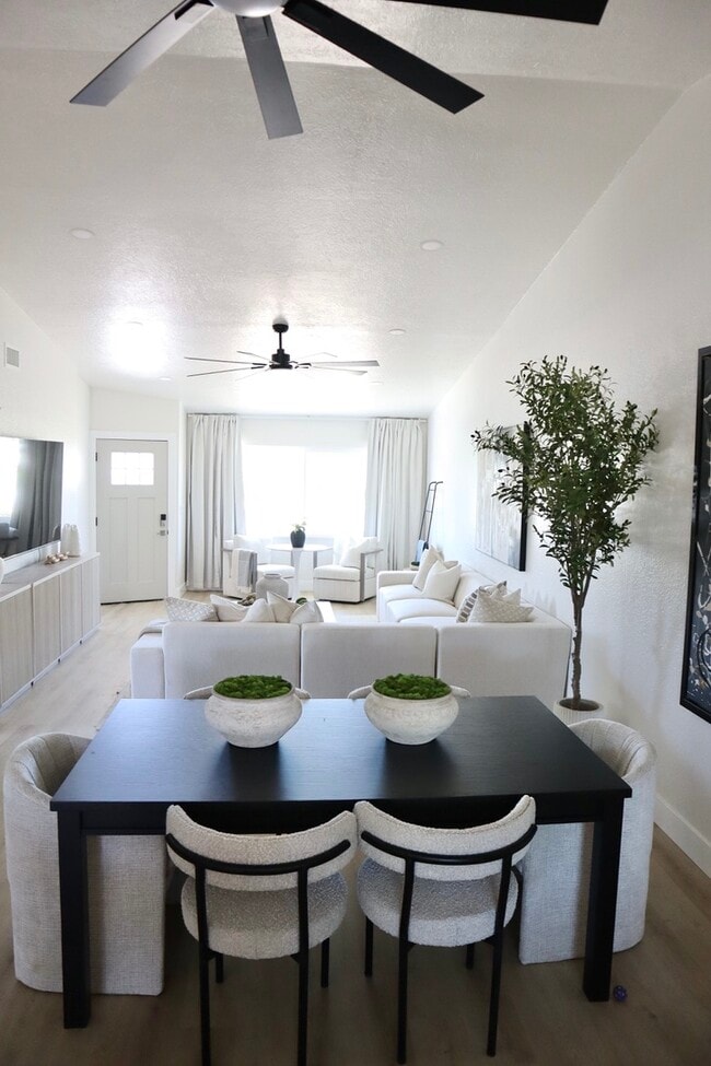 Photo - 693 Harvey St