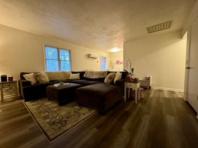 Photo - 2 Bed, 1 Bath Apartment On Houston Street