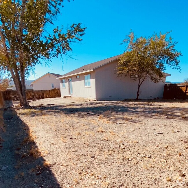 Building Photo - Charming Updated home with New LVP Flooring!